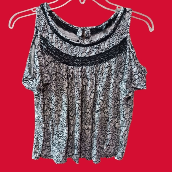Lucky Brand Womens Cold Shoulder Top Black & White Floral Lace Trim Small - Picture 4 of 12